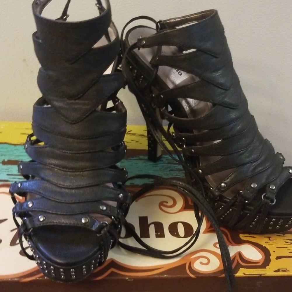 Great looking pair of strappy heels